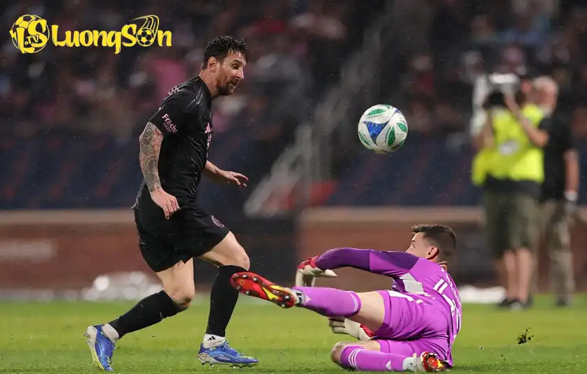 Messi ghi bàn từ một pha lốp bóng thương hiệu