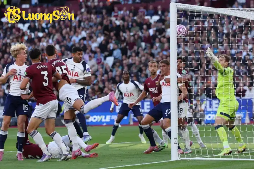 Romero đánh đầu tung lưới West Ham sau một quả phạt góc